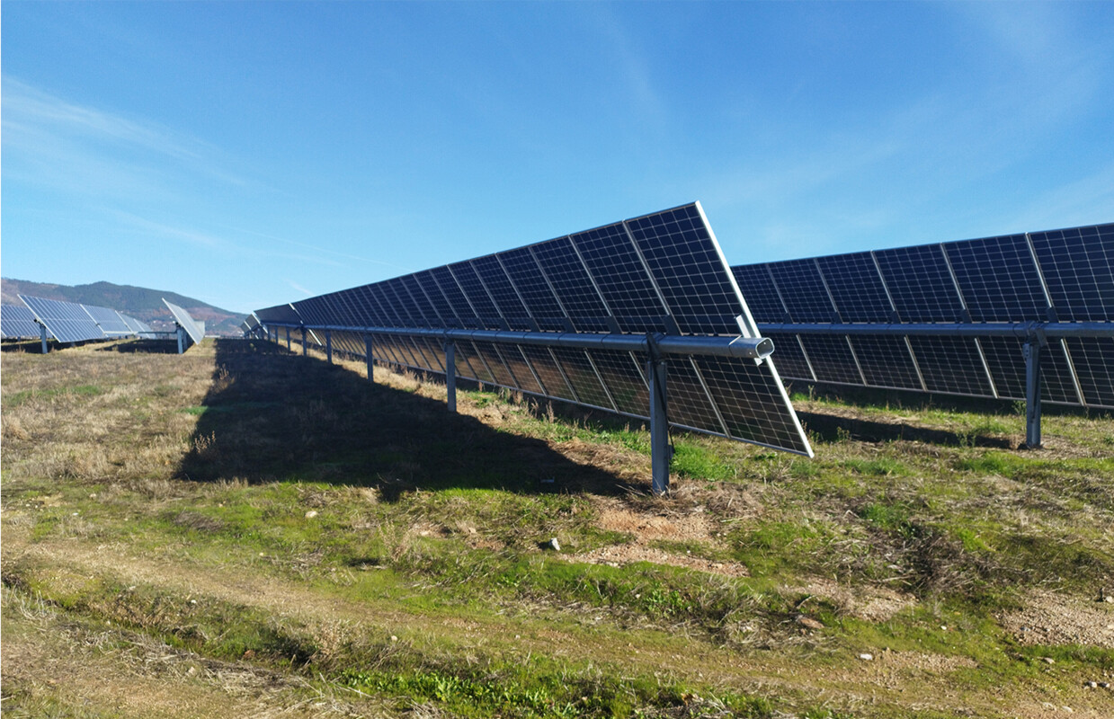 terreno com painéis solares fotovoltaicos